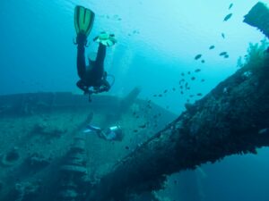 MExplor man wearing scuba diving swimming in water
