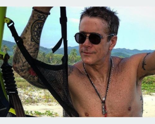 Filtran-fotos-de-Fernando-Carrillo-posando-en-un-cenote-para