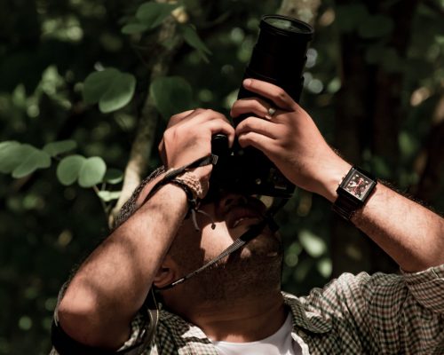 vista-de-un-hombre-tomando-fotografias-en-una-jungla