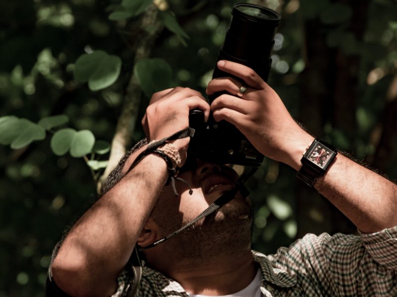 vista-de-un-hombre-tomando-fotografias-en-una-jungla